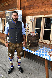 TSV 1860 München Spieler Sascha Mölders , trägt trotz des entfallenen Oktoberfests Tracht an der Almhütte auf dem Trainingsgeländes des TSV 1860 München. 